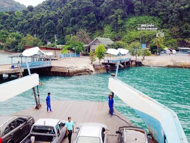 Ferry terminal at Ao Thammachat, Laem Ngop